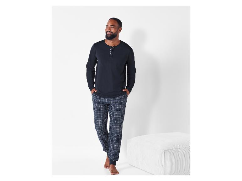 Man in zwarte pyjama met ruitjes broek