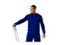 Een man in een blauwe trainingspak gebruikt fitness elastieken.