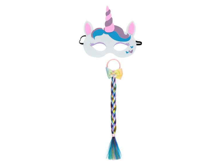 Een unicorn masker en een regenboogkleurige vlechten haarstuk.