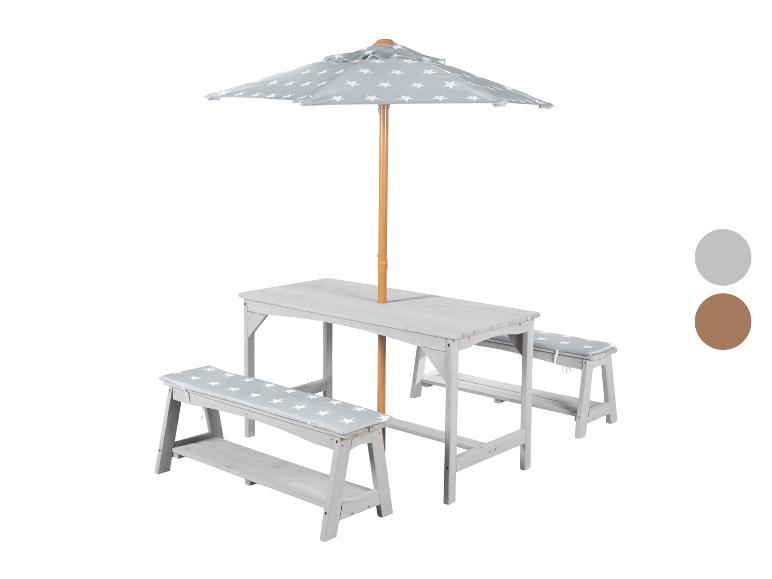 Houten kindertafel en bankjes met een grijze parasol met witte sterren.