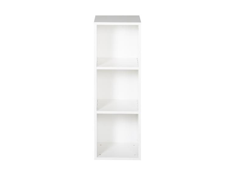 Witte boekenkast met drie planken op een witte achtergrond.