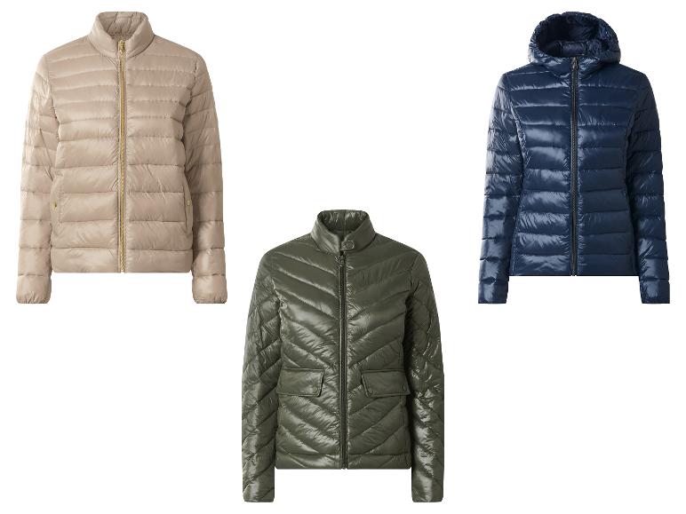 Drie gewatteerde jassen in beige, olijfgroen en marineblauw, twee met opstaande kraag, één met capuchon.