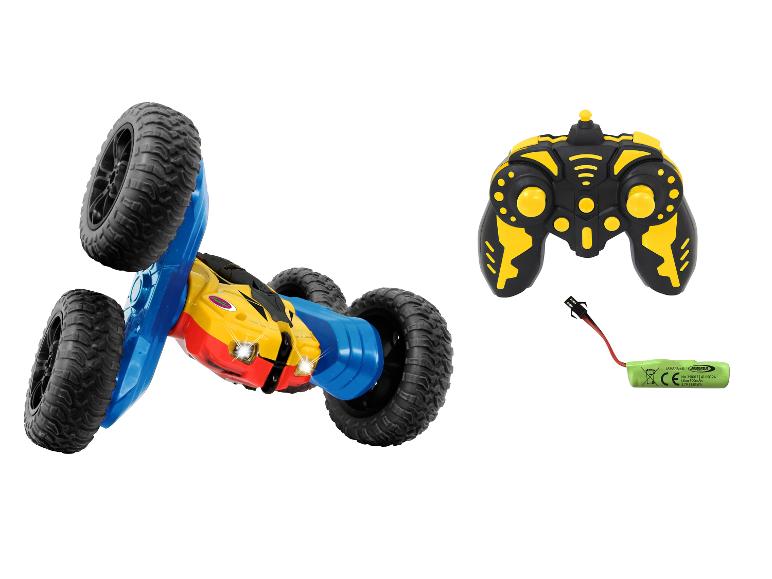 Een gele en blauwe remote control auto met een zwarte controller.
