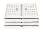 Witte opvouwbare modulaire planken met geperforeerde oppervlakken, gestapeld.