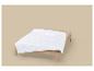 Bed met wit gewatteerd dekbed en beige lakens op een neutrale achtergrond.