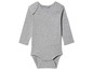 Een grijze baby romper met lange mouwen.