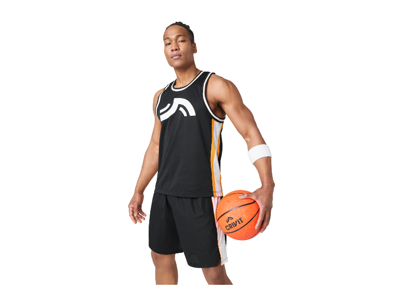 Man met Crivit basketbal.