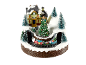Kerstdorpdecoratie met een treinstation, bomen en een bewegende trein.