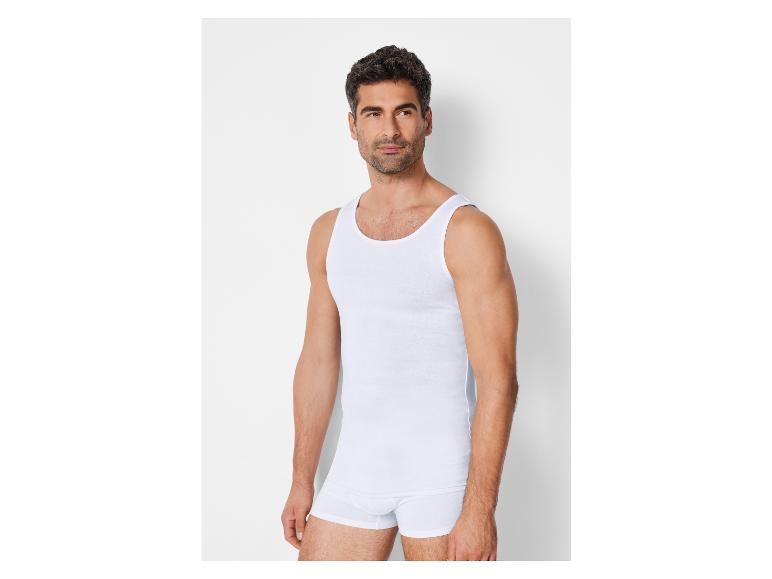 Man in een wit tanktop en witte onderbroek.