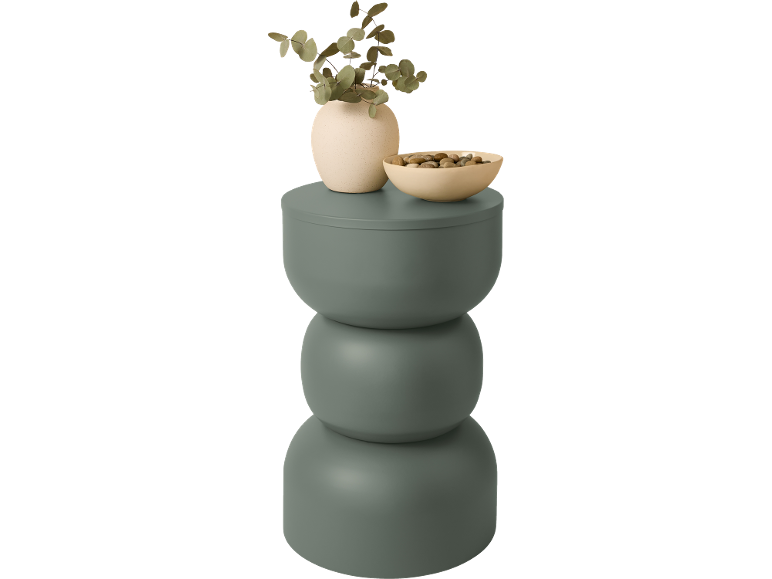 Groene driedelige decoratieve vaas met eucalyptus takken en een kom met kiezels.