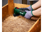Persoon schuurt houten krat met een multitool.