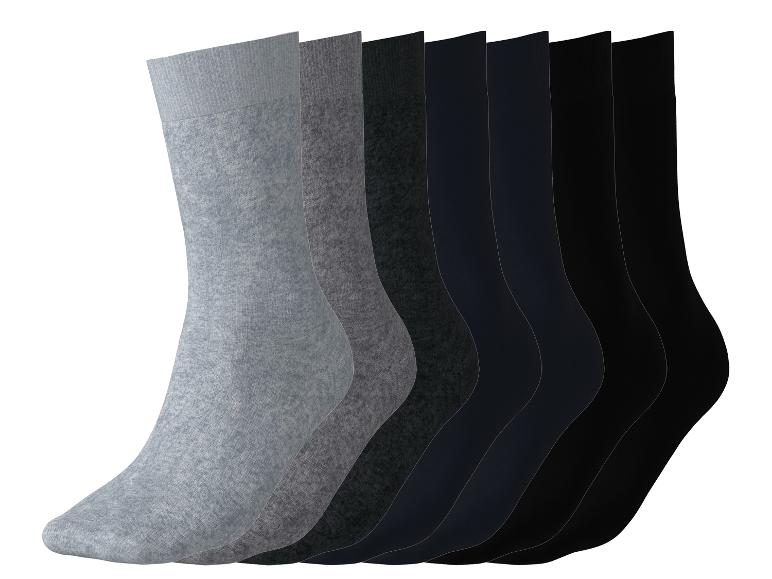 Zeven paar sokken in grijstinten en zwart.