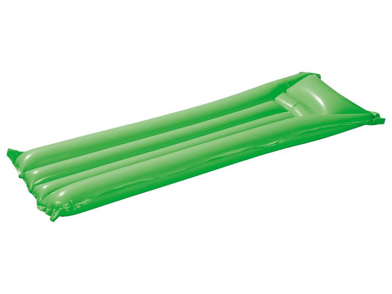 Groene opblaasbare luchtbed voor zwembad of strand.