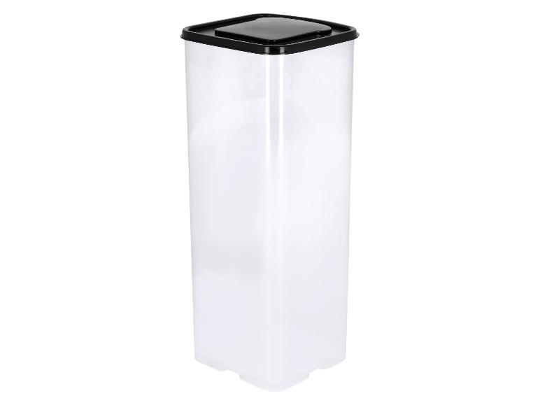 Hoge, doorzichtige plastic voedselcontainer met zwart deksel.