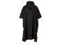 Zwarte waterdichte poncho met capuchon, van achteren gezien.