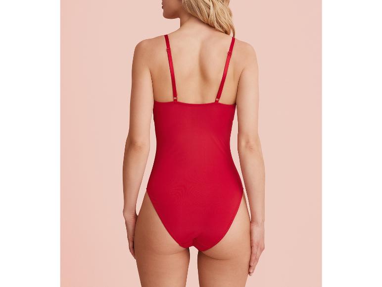 Een rood lingerie-pakje met spaghettibandjes.