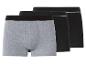 Drie herenboxershorts: één grijs, twee zwart, met witte bies op de taillebanden.