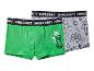 Twee jongensboxershorts, één groene met een monstermotief, één grijze met karakterprints.