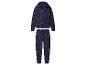 Blauwe pyjama met hoodie en broek met zuurstokpatroon.