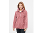 Vrouw in een roze teddy fleece trui met halve rits en zwarte broek.