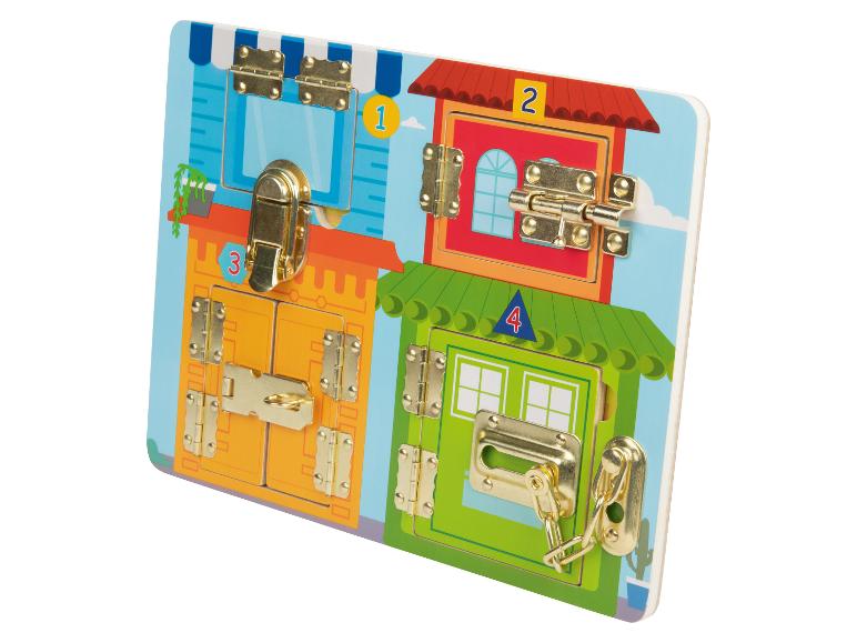 Houten activiteitenbord met vier kleurrijke huisjes en verschillende sloten voor kinderen.