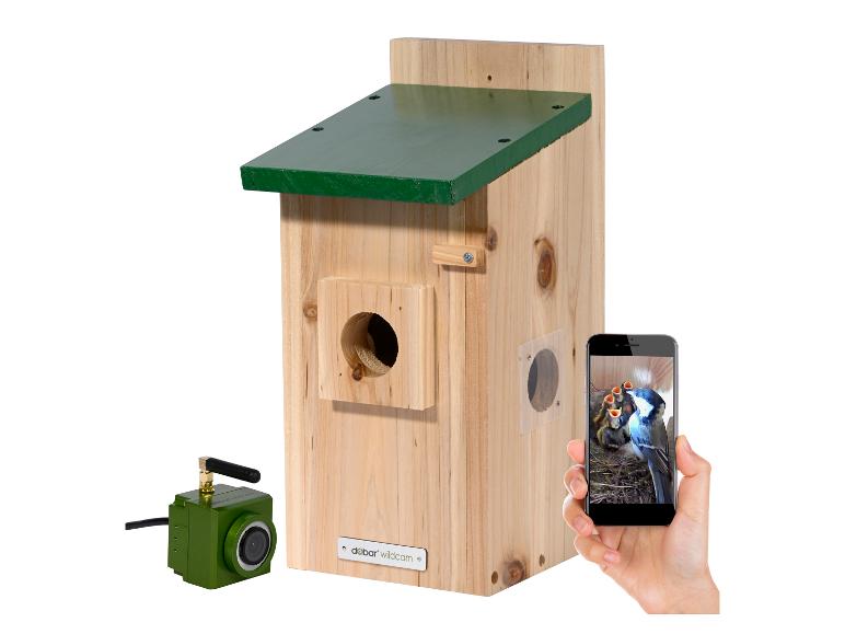 Houten vogelhuisje met groen dak, een camera en een smartphone met jonge vogels.