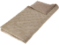 Gevouwen beige gewatteerde deken met patroon, deels open om de achterkant te tonen.
