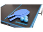 Twee blauwe tennisrackets en drie ballen op een Donic tafeltennistafel.