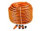 Opgerolde oranje tuinslang met zwarte strepen, 50m (3/4'), en vier slangkoppelingen.