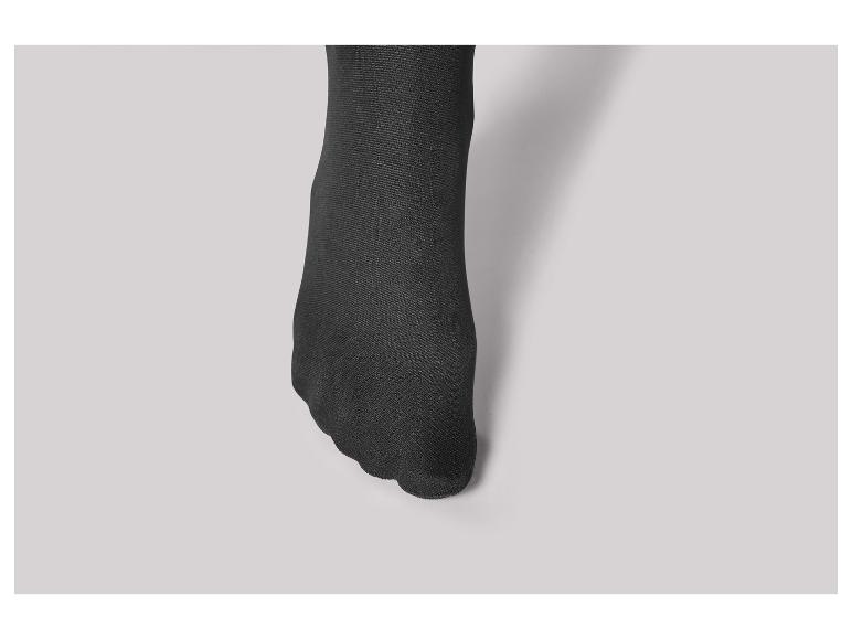 Een close-up van zwarte sokken.