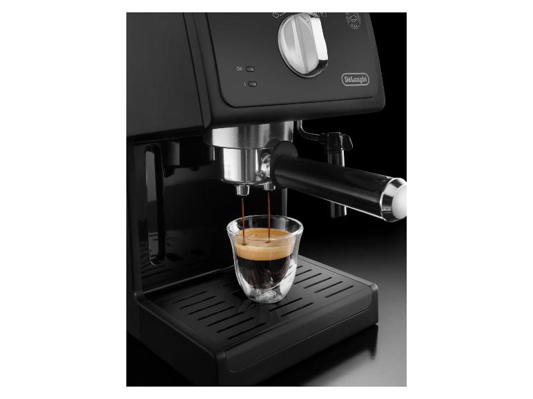 Zwart De'Longhi espressomachine dat koffie zet in een glazen kopje.
