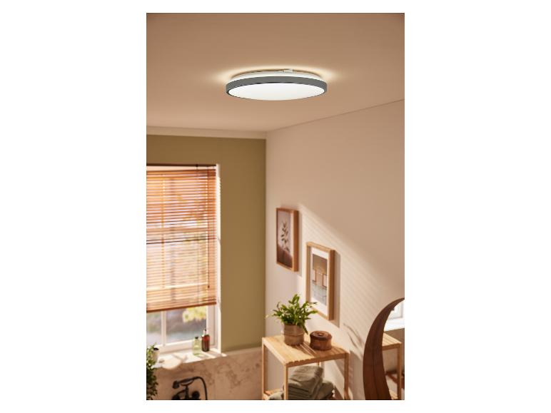 Stijlvolle plafondlamp in een moderne badkamer.