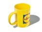 Gele mok met logo op witte achtergrond.
