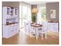 Witte eethoek: dressoir, tafel en stoelen.