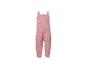 Roze gebreide baby romper met schouderbandjes en houten knopen.