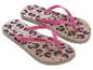 Beige teenslippers met roze bandjes en een luipaardprint, met de tekst 'COPACABANA'.