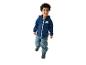 Lachend kind in blauw regenpak met wolkenmotief en de tekst 'HAPPY DAY'.