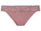 Een roze onderbroek met kant.