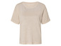 Een beige T-shirt met korte mouwen.