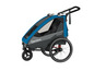 Een blauwe Queridoo Sportrex 2 fietskar met een groot achterwiel.
