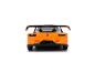 Achteraanzicht van een oranje sportwagen met een grote spoiler.