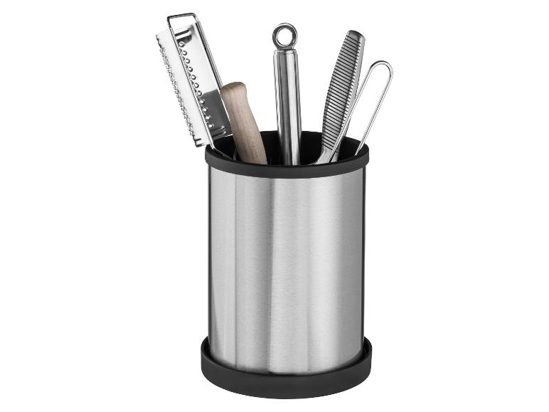 Roestvrijstalen keukenorganizer met rasp, stamper en ander keukengerei.