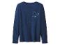 Donkerblauw shirt met lange mouwen en een borstzak met sterrenpatroon.