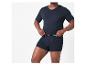 Man in donkerblauw V-hals T-shirt en boxershorts