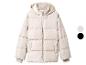 Beige pufferjack met capuchon en rits.