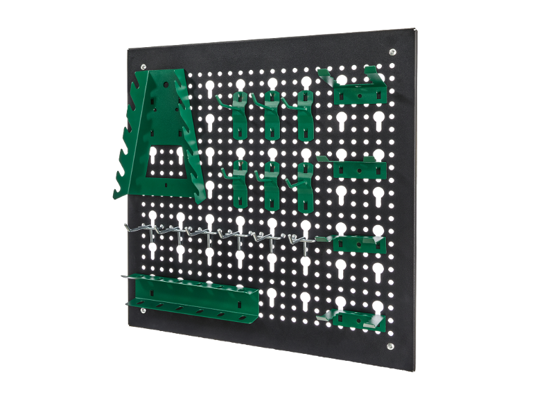 Zwart gereedschapsbord met diverse groene en metalen haken en houders.