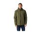 Man in een groene regenjas met capuchon en donkere jeans.