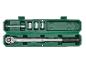 Gereedschapset met momentsleutel, verlengstuk en 17, 19, 21 mm doppen in een groene koffer.