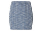 Een blauwe geruite rok.