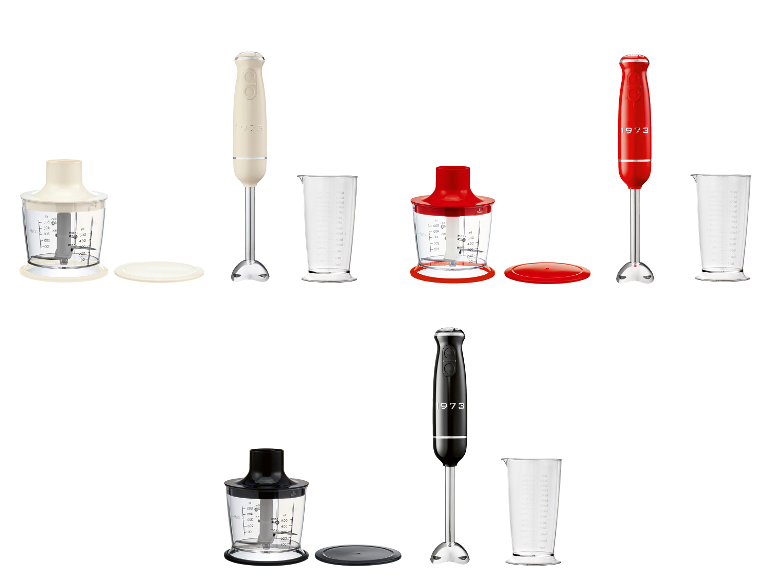 Drie sets staafmixers in crème, rood en zwart, elk met een hakmolen en maatbeker.